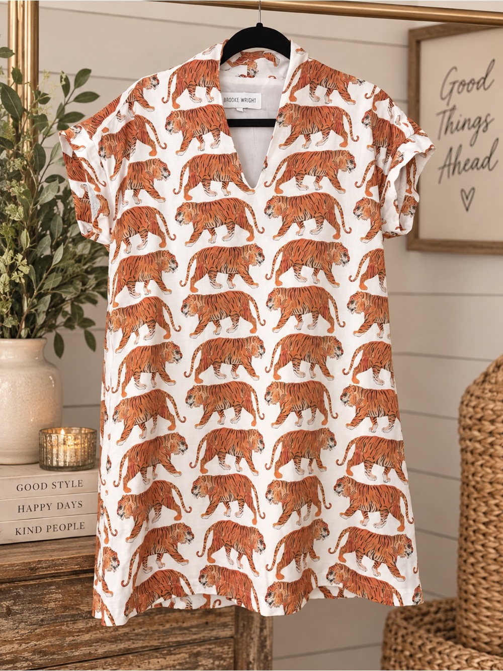 Brooke Wright White Short Sleeve Tiger-Print V-Neck Dress Tee